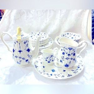 Set of 28 PC Set Vintage Churchill England in Perfect The Georgian Collection.